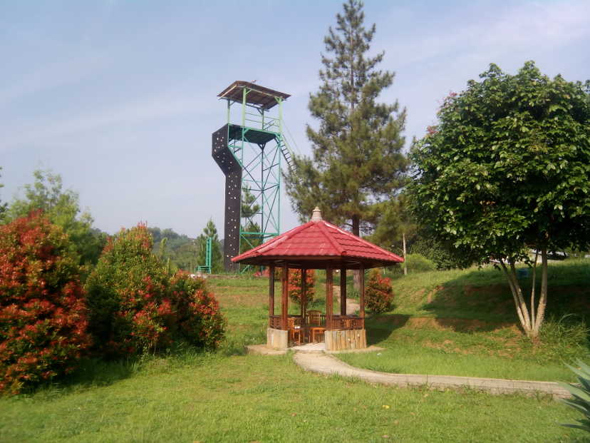 Gazebo dengan atap merah di lapangan rumput terbuka