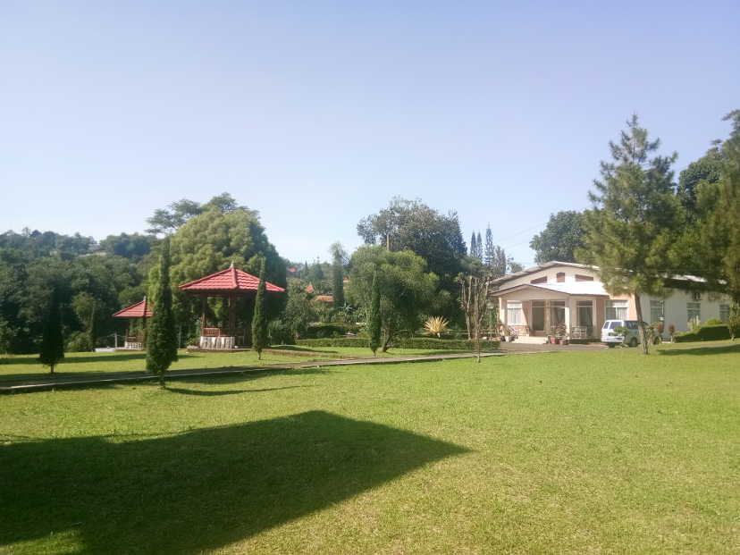 Lapangan rumput yang terawat dengan baik cocok untuk kegiatan kelompok luar ruangan