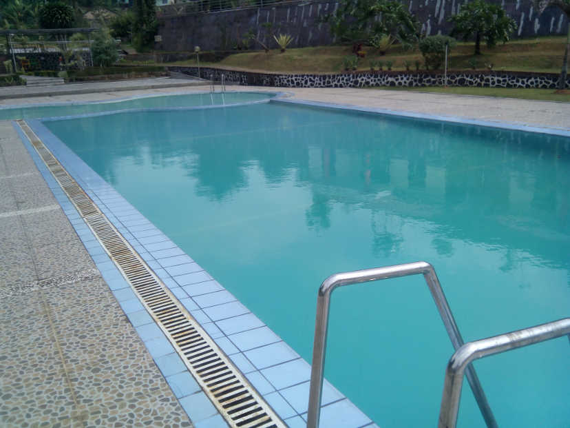 Large swimming pool between 2-bedroom villas