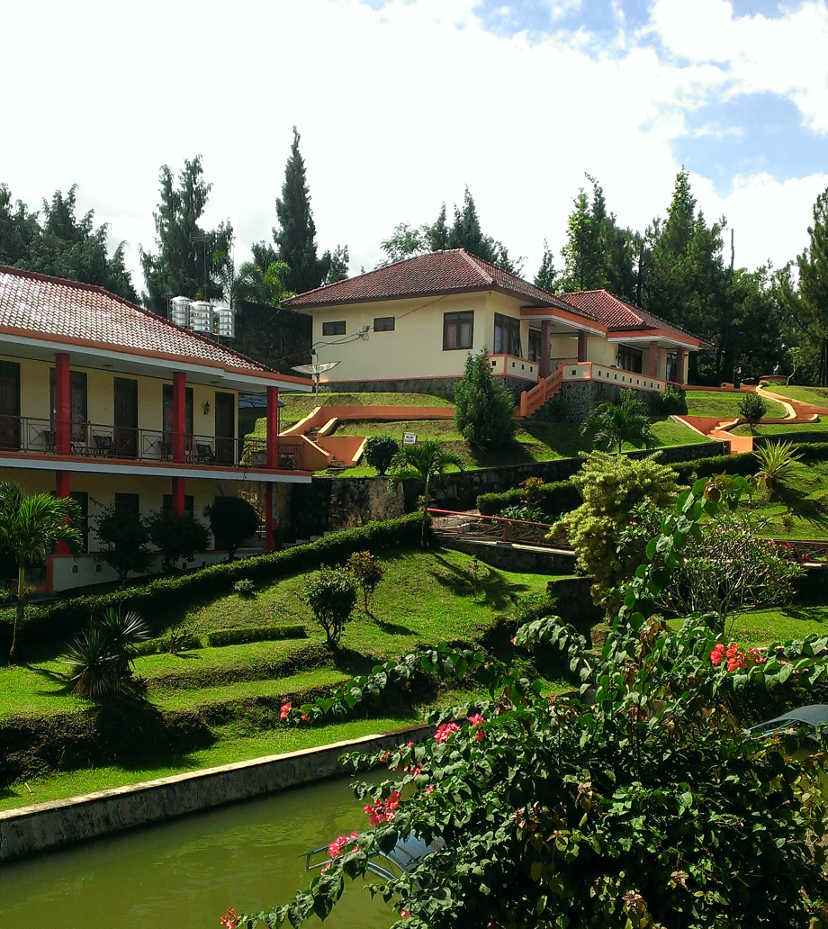 Kolam ikan di depan villa terletak di atas bukit