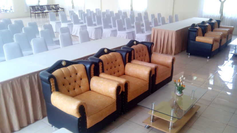 Set Sofa Kuning untuk tamu VIP di dalam Meeting Room