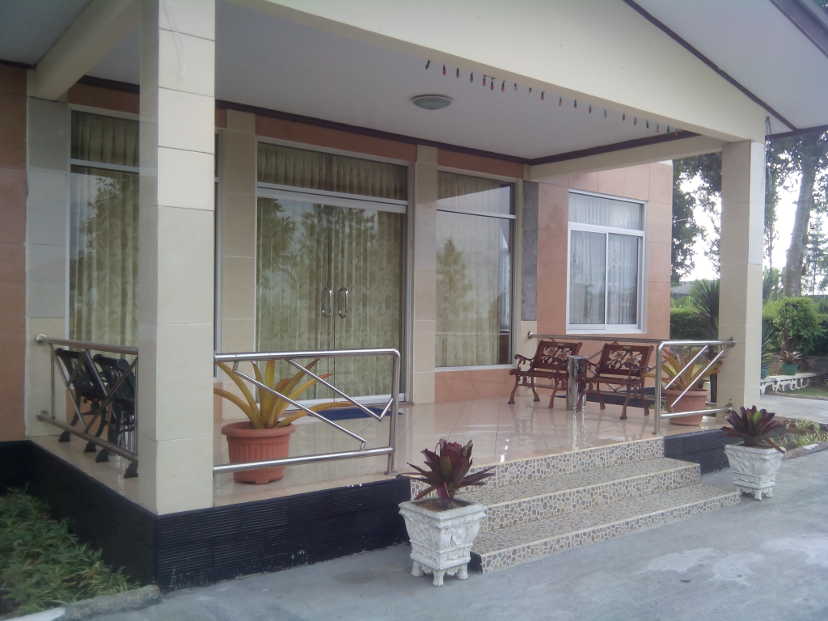 Open-air lobby of meeting room