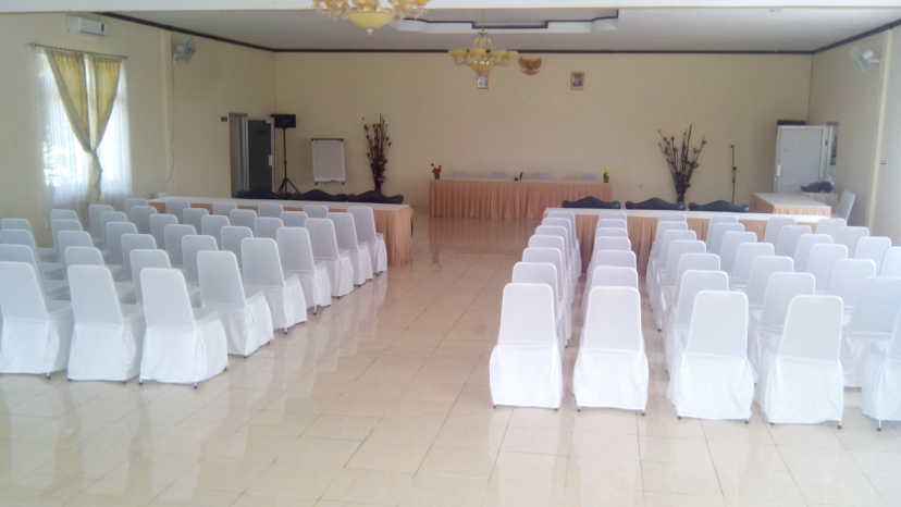 Arrangement of meeting room chairs in white cloth
