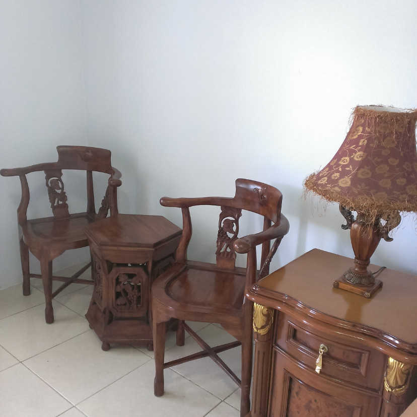 Set furnitur kayu terdiri dari meja kecil dan 2 kursi